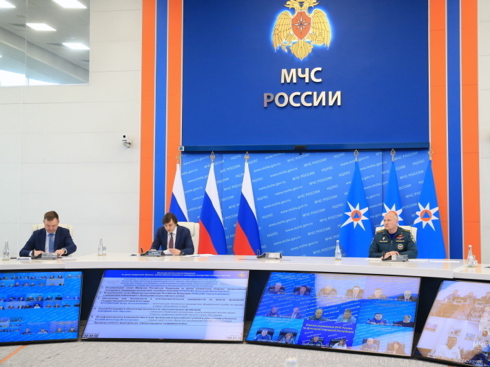 В системе образования стартовали антитеррористические учения с участием сотрудников МЧС России.