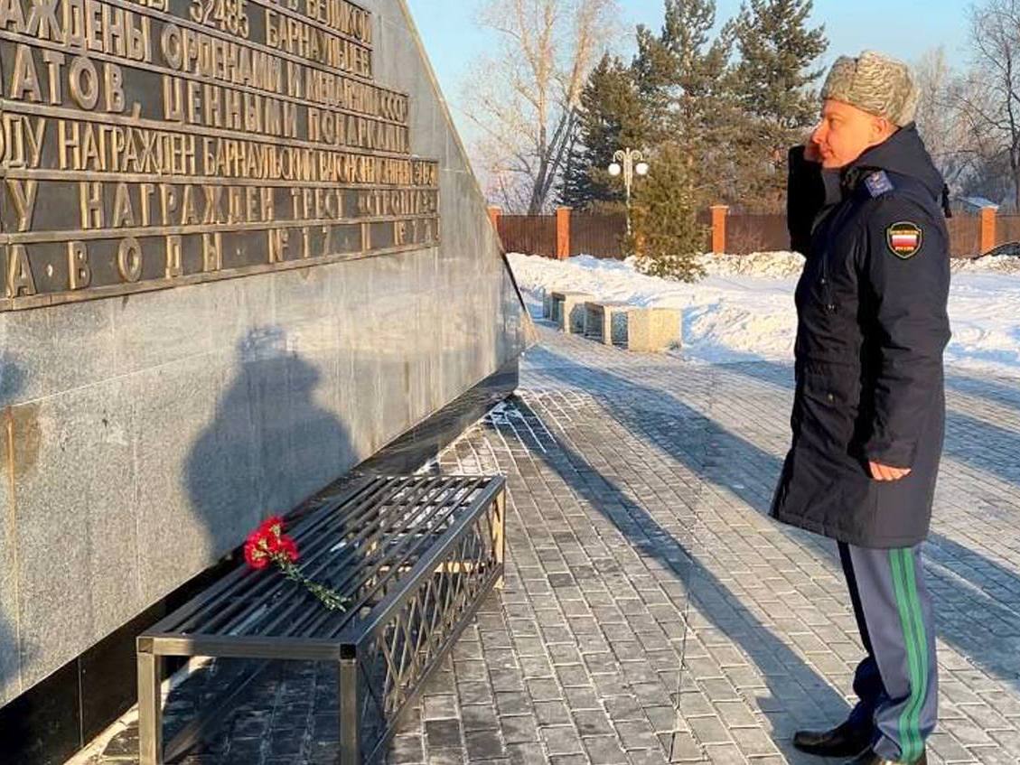 В ходе рабочей поездки в Алтайский край заместитель начальника управления Генеральной прокуратуры Российской Федерации по Сибирскому федеральному округу Баир Доржиев принял участие в возложении цветов и почтил память героев-фронтовиков.