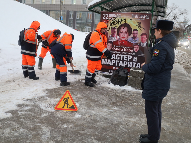 Должники по алиментам и штрафам в Алтайском крае убирают снег.