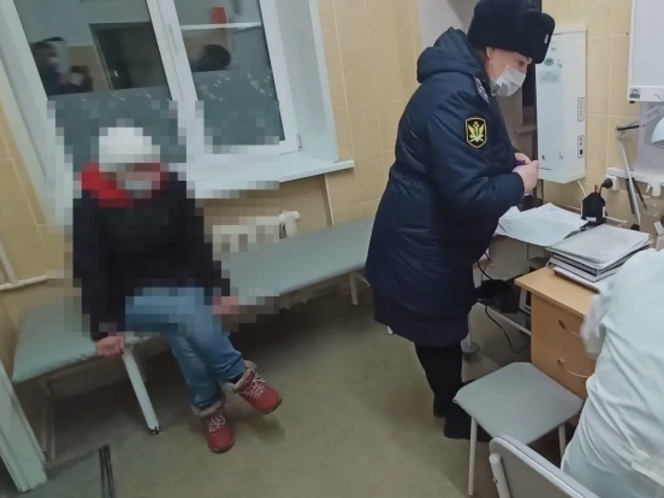 Судебные приставы доставили  опасную пациентку в медицинское учреждение на лечение.