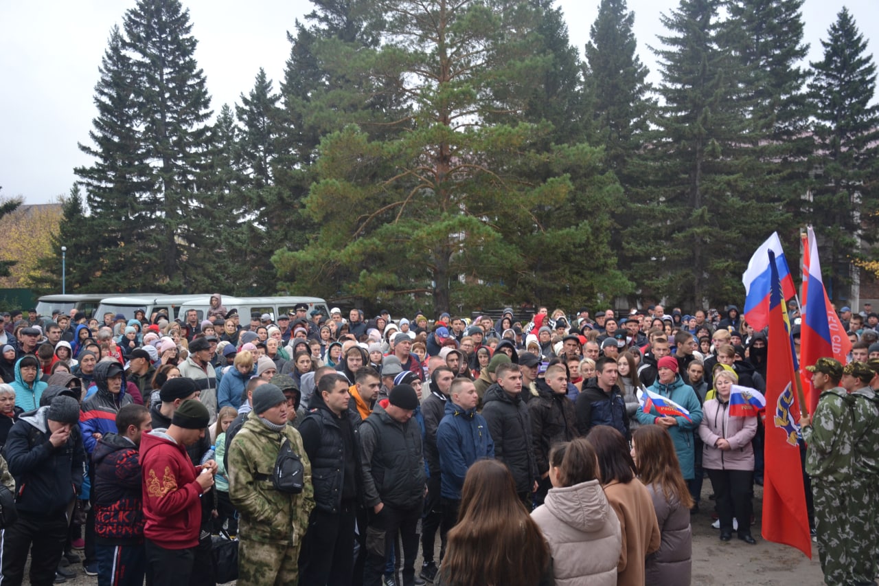 Торжественно проводили своих земляков.